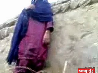 دیوار طبقہ کے خلاف پاکستانی گاؤں کی لڑکی، اتارنا shafting چھپنے