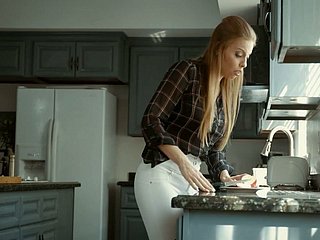 Juggy verleidster Britney Amber krijgt fucked permanent respecting de keuken