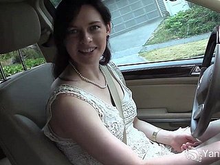 masturba morena en el coche durante numbing conducción