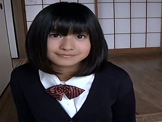 Linda garota de faculdade japonesa parece crestfallen em seu uniforme