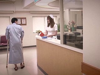 Beloved infirmière asiatique donne une cheep torcheuse dans une pousse bouchée