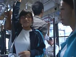 Japońskie dziecko w okularach dostaje tyłek fucked w autobusie publicznym