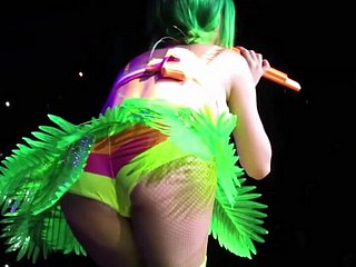 Katy Perry aanlokkelijk en raunchy op het dais