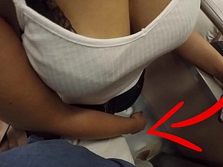 Trentenaire tow-headed inconnu avec de gros seins commença à toucher mummy nip dans le métro! Ça s'appelle sexe vêtue?