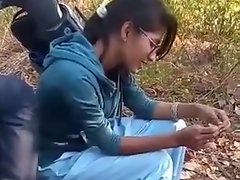 Индийская молодая девушка целует ее бойфренд