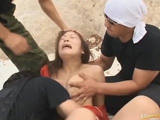 Śliczna Akane Mochida zostaje gangbangangiem i pokryta spermą na plaży