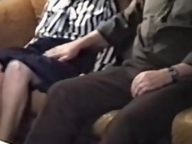 cặp vợ chồng già trên chiếc ghế dài
