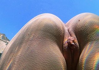 Slim Comprehensive nage nue en mer et se masturbe sa chatte