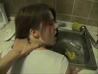 Femme baisée dans influenza cuisine
