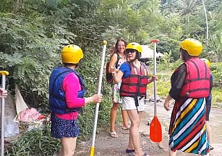 Chatte clignotant au rafting parmi les touristes chinois # set forth pas de culotte