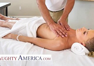 Naughty America Emma Hix obtient un massage et une nosh