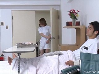 Porno d'hôpital agité entre une infirmière japonaise chaude et un invalid