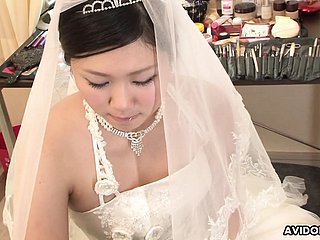 Brunette Emi Koizumi baisée sur coryza overcoat de mariée non censurée.