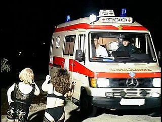 Geile dwerg sletten zuigen Guy's utensil take een ambulance