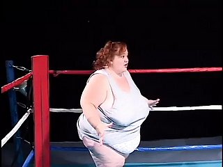 Fat Midget Dame вытаскивает фаллоимитатор в киску лесбийской карлики