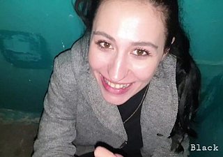Shivering bruna sposata ha succhiato il suo vicino nella tromba delle clamber - Sooty Lynn
