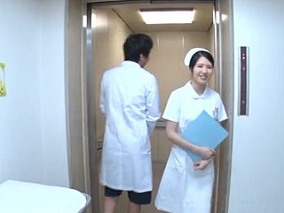 Sperme dans aloofness bouche se terminant mob l'infirmière japonaise cock-teaser Sakamoto Sumire