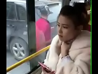 Chinees meisje kuste. In de bus.