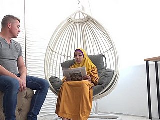 Esposa cansada broom hijab obtiene energía lecherous