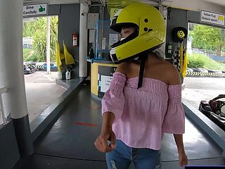 Urocza tajska amatorska nastoletnia dziewczyna jeździ na gokartach i nagrywana jest później na wideo