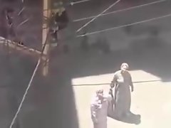 Ältere marocaine montre Sohn gros cul dans la rue!