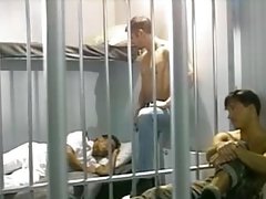 Ivre Sea dog Fucked dans les cellules de l'armée