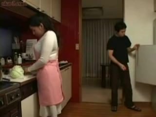Японская мама и сын в кухне Divertissement