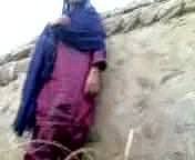 벽에 파키스탄 마을 소녀 빌어 먹을 숨기기