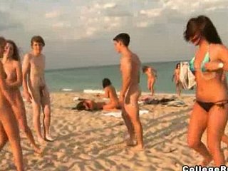Bikini tieners strippen naakt op het coast