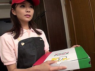 Asian Lieferung Kurier Akubi Yumemi gibt Blowjob zu ihrem Klienten