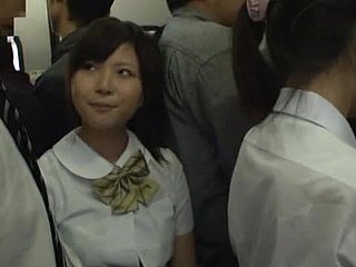 sinh viên Nhật Bản được nghịch ngợm với một người lạ trong một chiếc xe buýt