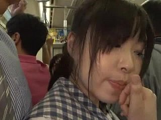 Pelajar Jepun mendapat pussy dia fingered berdenyut dalam bas