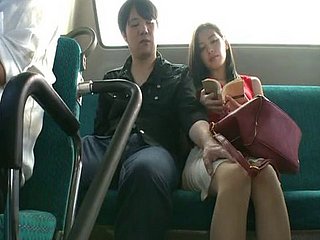 Publiek neuken op de bus maakt Miyuki Yokoyama cum harde